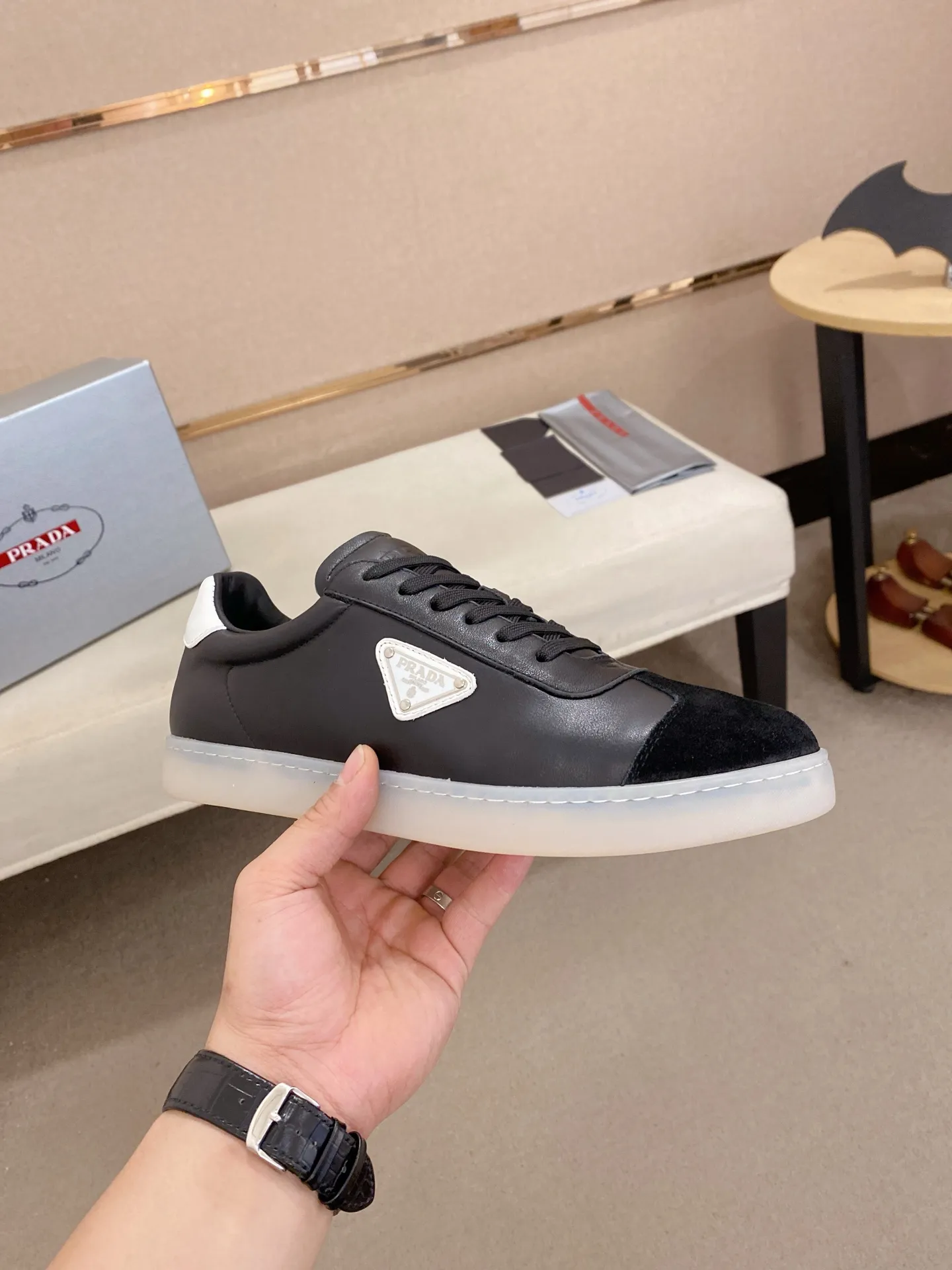Men's shoes 💰 540💰 ✔️✔️✔️High-quality new PRADA counters are launched at the same time. The new men's shoes and 😘fabrics are selected from first-layer cowhide and are made by pure handicrafts. Lining: Full cowhide lining. 👍🏿 High-end ☄️ air-cushion molded anti-slip rubber outsole, exquisite lines, simple and elegant, comfortable and high-end for leisure travel. Code number: 38 to 44